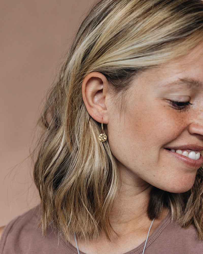 Minimalistische Creole von Pikfine mit Plättchen Anhänger in Hammerschlag Optik. Hergestellt in Deutschland aus recyceltem 925er Sterling Silber / vergoldet.