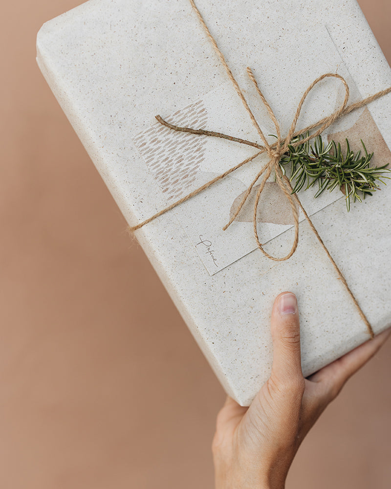 Geschenkpapier aus nachhaltig hergestelltem Graspapier. Die Herstellung erfolgt in Deutschland. Das Geschenkpapier eignet sich perfekt um es mit einer schönen Karte oder einem Band aus Jute zu kombinieren und dein Geschenk wird so zum ganz besonderen Hingucker!