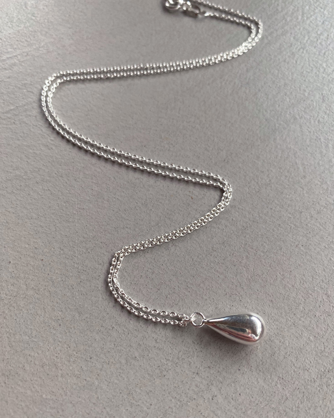 Lange Tropfen Kette "Svala"