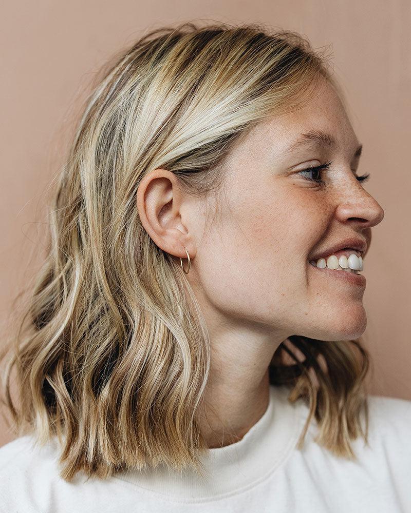 Minimalistische Creole von Pikfine aus recyceltem 925er Sterling Silber, hergestell in Deutschland. Erhätlich in drei verschiedenen Größen.