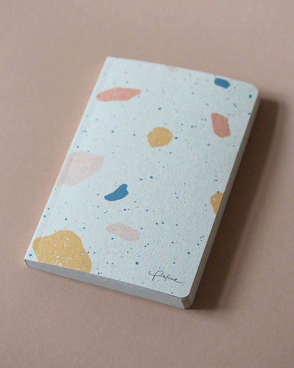 Schönes Notizbuch mit fröhlichem Terrazzo Muster aus Graspapier von pikfine