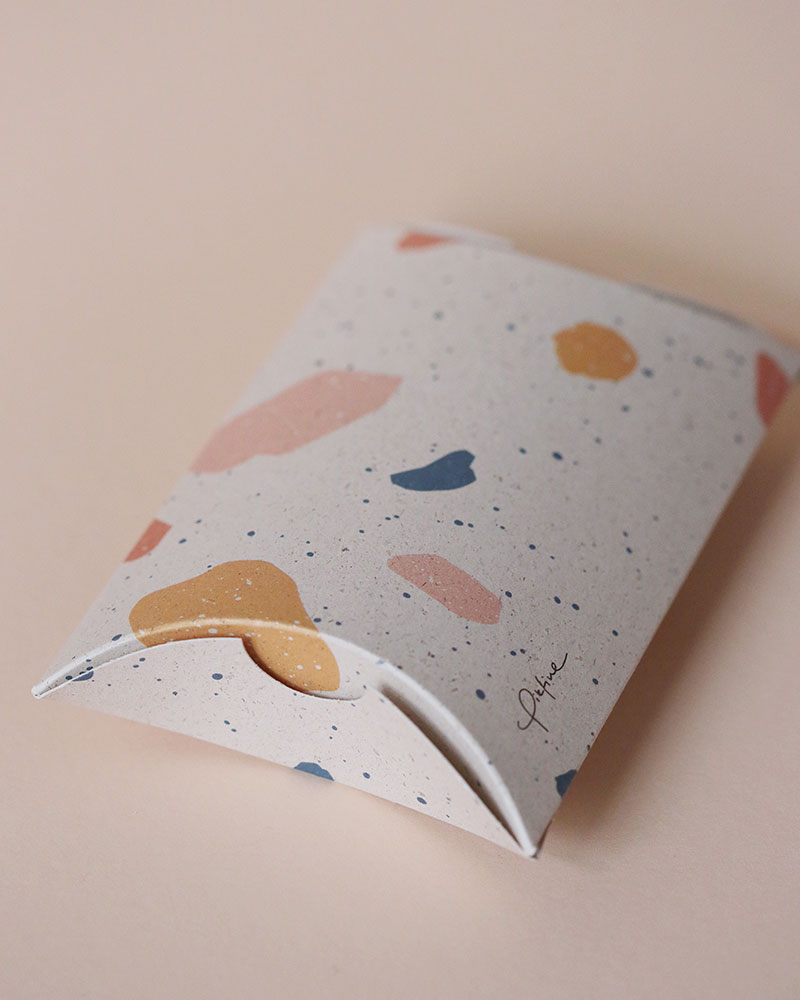 Nachaltige Pillowbox aus Graspapier - Colorful Terrazzo Design