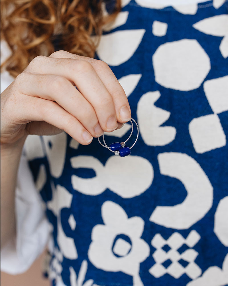 Große Creolen mit blauen Glasperlen Anhängern von Pikfine. Die minimalistsichen Creolen bestehen aus recyceltem 925er Sterling Silber und werden in Frankreich hergestellt. Die Glasperlen werden von Hand in Deutschland gefertigt. Ein tolles nachhaltiges Schmuckstück für jeden Tag!
