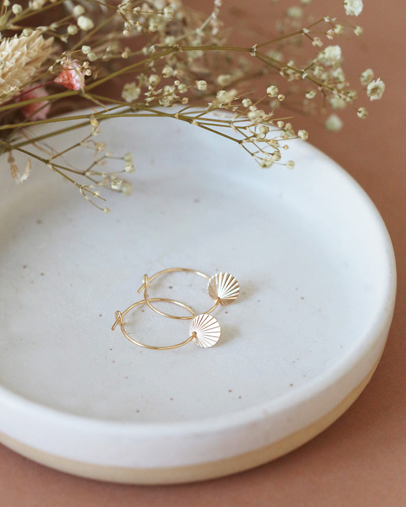 Vergoldete Creolen "Suna" in Schale